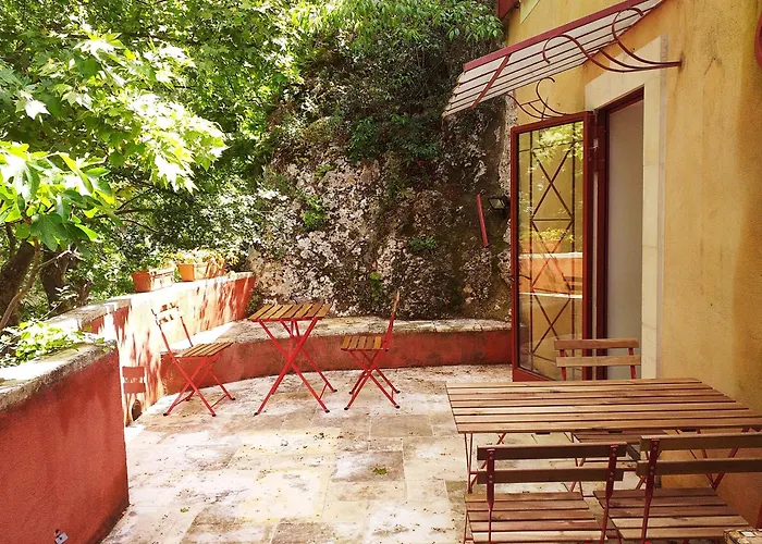 Maison Au Coeur De Fontaine De Vaucluse, Nichee Sur Le Rocher Et Surplombant La Sorgue