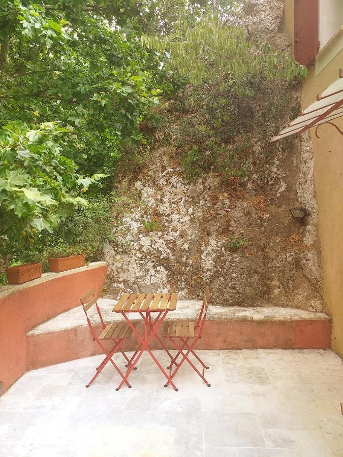 Maison Au Coeur De De Vaucluse, Nichee Sur Le Rocher Et Surplombant La Sorgue