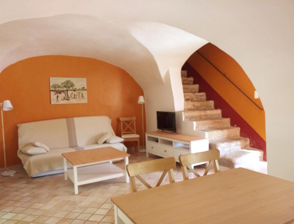 Maison Au Coeur De De Vaucluse, Nichee Sur Le Rocher Et Surplombant La Sorgue