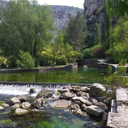 Maison Au Coeur De Fontaine De Vaucluse, Nichee Sur Le Rocher Et Surplombant La Sorgue Buitenkant foto