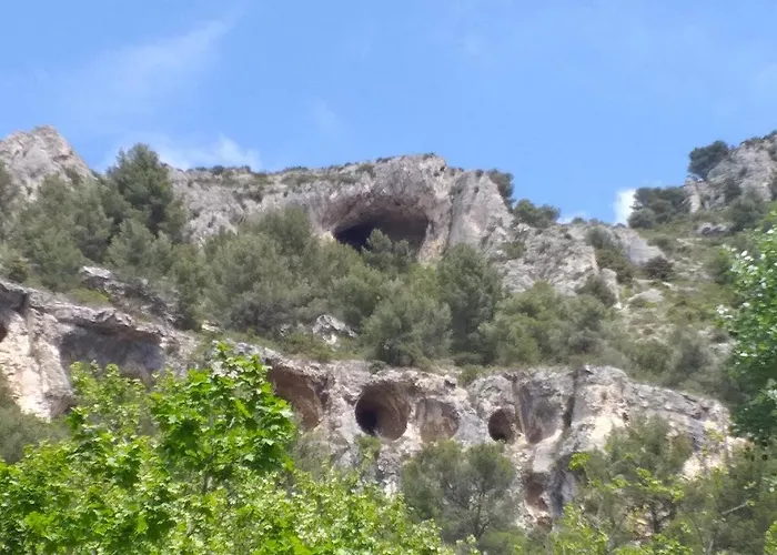 maison au coeur de Fontaine de Vaucluse, nichée sur le rocher et surplombant la sorgue