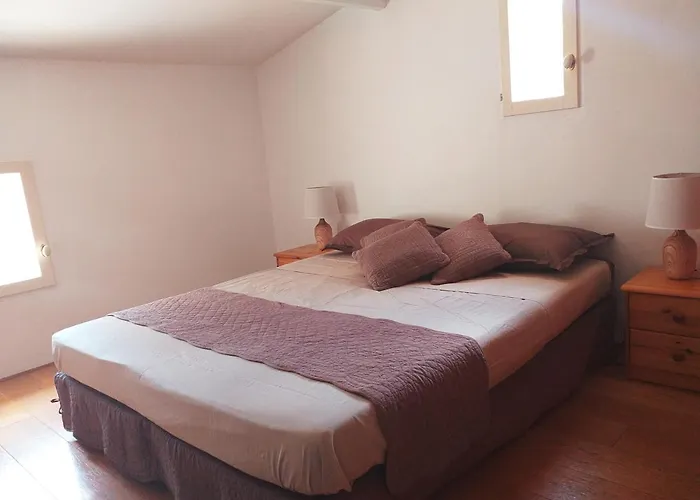 maison au coeur de Fontaine de Vaucluse, nichée sur le rocher et surplombant la sorgue