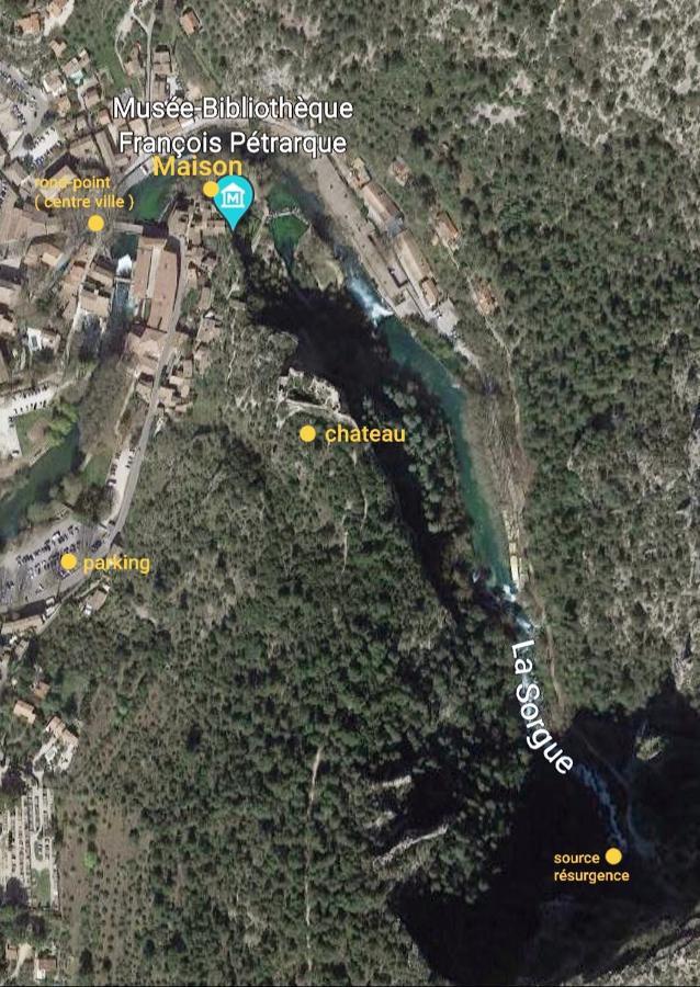Casa vacanze Maison Au Coeur De De Vaucluse, Nichée Sur Le Rocher Et Surplombant La Sorgue *