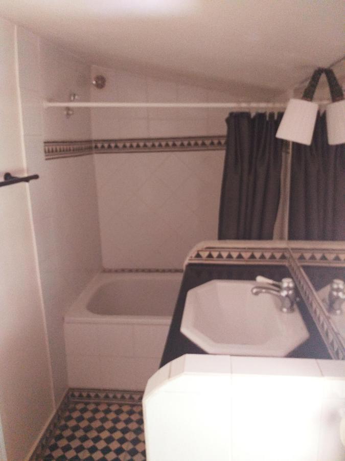 Maison Au Coeur De De Vaucluse, Nichée Sur Le Rocher Et Surplombant La Sorgue Casa vacanze *