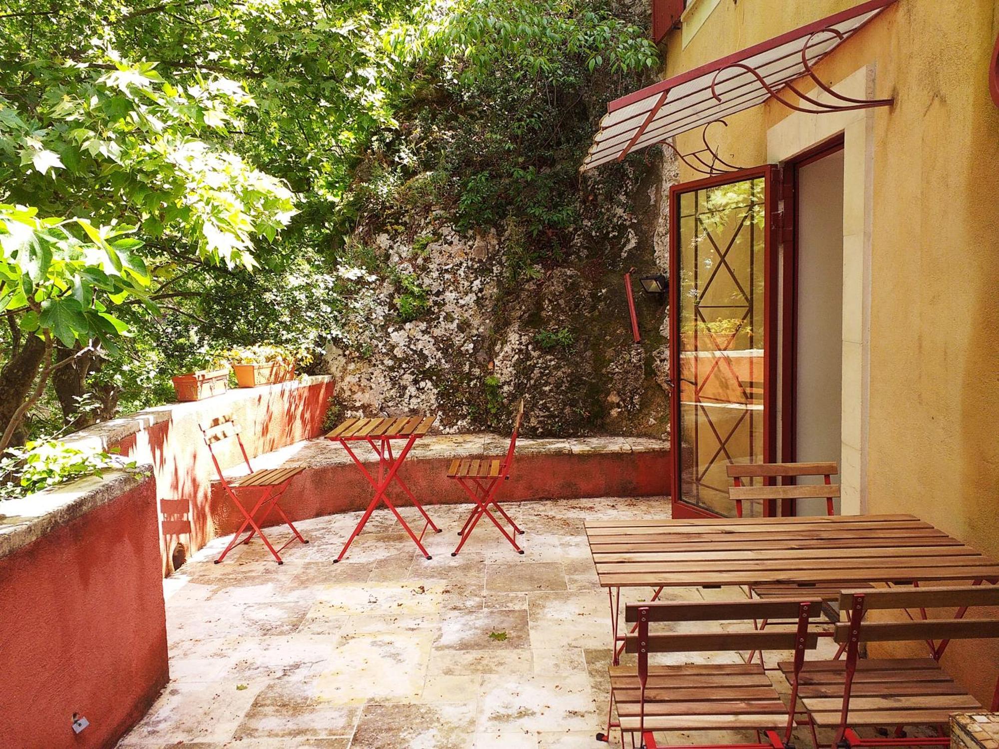Casa vacanze Maison Au Coeur De De Vaucluse, Nichée Sur Le Rocher Et Surplombant La Sorgue *